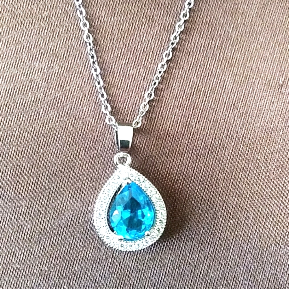 Australian white gold necklace with blue diamonds
